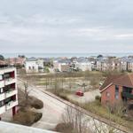 Blick auf Wohngebiet mit Meer im Hintergrund