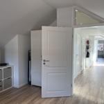 Schlafzimmer mit Fernseher und Tür zum Flur