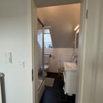 Badezimmer mit Dusche, Toilette und Waschbecken