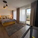 Schlafzimmer mit Bett, Fenster und Bodenbelag