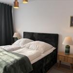 Schlafzimmer mit Doppelbett, Nachttisch und Lampe