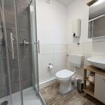 Badezimmer mit Dusche, Toilette und Waschbecken.