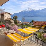 Terrasse mit Liegen und Blick auf See und Berge.