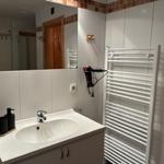 Badezimmer mit Waschbecken, Spiegel und Heizkörper