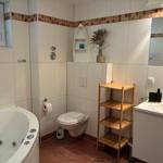 Badezimmer mit Badewanne, Toilette und Waschbecken