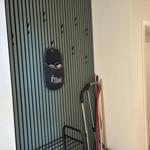 Hakenwand mit Schuhbeutel und Reinigungswerkzeugen