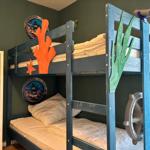 Kinderzimmer mit Doppelstockbett im Schiffsthema mit Korallen und Ruder.