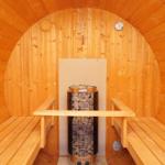 Sauna mit Holzbank und Steinkamin