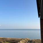 Meeresblick von der Terrasse mit Strand und Himmel