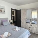 Schlafzimmer mit Bett, Kleiderschrank und Decken.