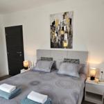 Schlafzimmer mit Doppelbett, zwei Nachttischen und Wandbild.