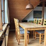 Essbereich mit Holztisch, Stühlen und Fensterblick