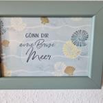 Gefasstes Bild mit Meeresmotiven und Text: Gönne dir eine Brise Meer.