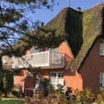 Haus mit Strohdach, Balkon und Garten. Nummer 44.