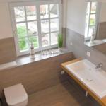 Badezimmer mit Fenster zum Innenhof...
