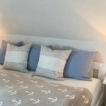 Schlafzimmer mit Doppelbett...