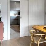 Wohnzimmer mit Blick in die Küche