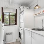 Wohnung mit Waschmaschine, Trockner und Fenster