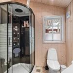 Badezimmer mit Dusche, Toilette und Fenster