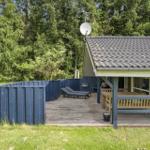 Haus mit Terrasse, Liegen und Grillplatz im Wald