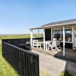 Terrasse mit Sitzgelegenheiten und Blick auf die Landschaft.