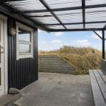 Terrasse mit Sitzbank und Blick auf grüne Hügel