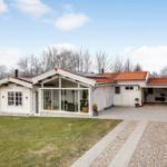 Modernes Haus mit Terrasse, Garage und Garten. Dach mit Solarpanel.