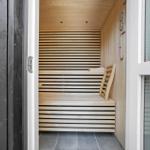 Sauna mit Holzbank und Steuerung an der Wand