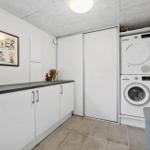 Waschraum mit Waschmaschine, Trockner und Schrank