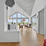 Modernes Wohnzimmer mit Essbereich und Blick auf die Landschaft.
