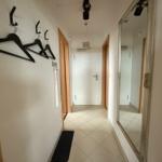 Flur mit Kleiderhaken, Spiegel und Bodenfliesen