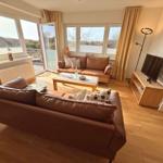 Helles Wohnzimmer mit Sonnenbalkon