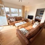 Helles Wohnzimmer mit Sonnenbalkon