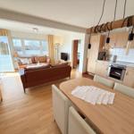 Helles Wohzimmer mit Essbereich und offener Küche