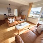 Helles Wohnzimmer mit Zugang zum Balkon