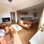 Helles Wohnzimmer mit Zugang zum Balkon