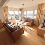 Helles Wohnzimmer mit Zugang zum Balkon