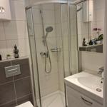 Badezimmer mit Dusche, Waschbecken und Toilette