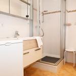 Badezimmer mit Dusche, Waschbecken und Toilette.