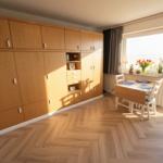 Große Wohnfläche mit Holzmöbeln und Fensterblick. Helle Parkettboden und Einbauküche.