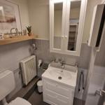 Badezimmer mit Waschbecken, Spiegelschrank und Toilette