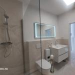 Badezimmer mit Dusche, Waschbecken und Toilette