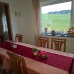 Frühstücksraum mit Kaminofen