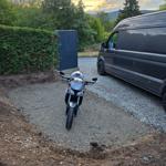 Auch an die Motorradfahrer haben wir gedacht. Unsere Einfahrt ist so großzügig, dass auch ein Anhänger Platz findet.