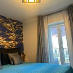 1.Schlafzimmer mit Boxspringbett und Zugang zum Balkon