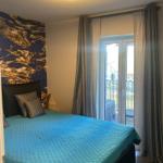 2.Schlafzimmer mit Boxspringbett und Zugang zum Balkon