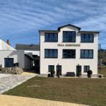Villa Kehrwieder mit moderner Fassade und gepflegtem Gartenbereich.