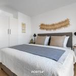 Schlafzimmer mit Bett, Nachttischen und Kleiderschrank.