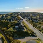 Dorf mit strohgedeckten Häusern am Meer