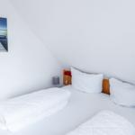 Schlafzimmer mit Doppelbett, Wandbild und Nachttisch